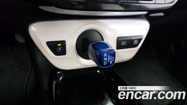 Toyota Prius (IV) 1.8 E 2018 — фото 9