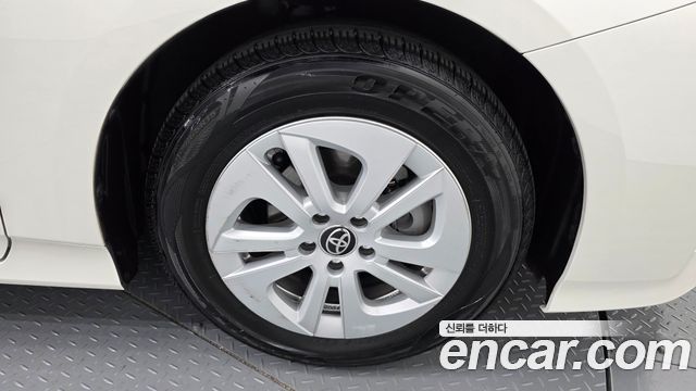 Toyota Prius (IV) 1.8 E 2018 — фото 21