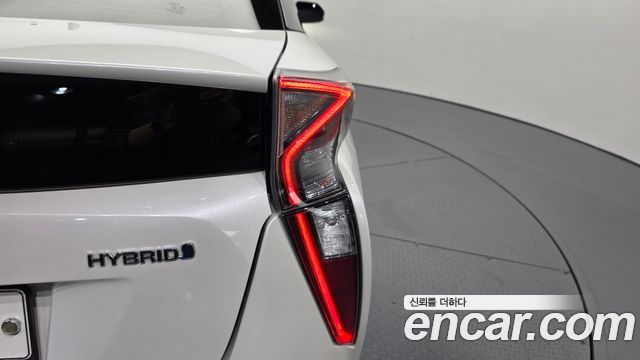 Toyota Prius (IV) 1.8 E 2018 — фото 23