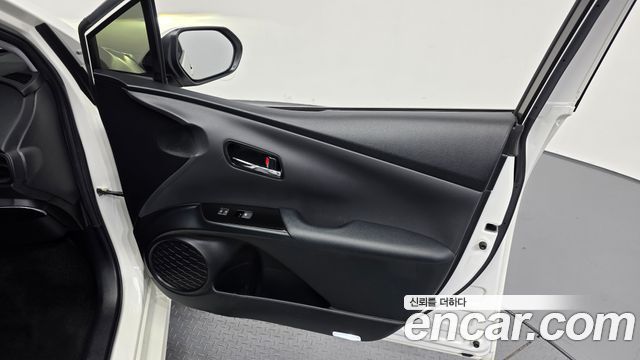 Toyota Prius (IV) 1.8 E 2018 — фото 25
