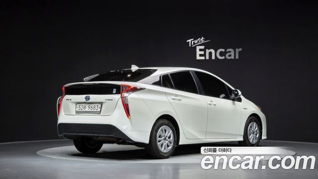 Toyota Prius (IV) 1.8 E 2017 — фото 2