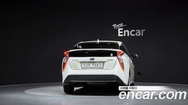 Toyota Prius (IV) 1.8 E 2017 — фото 4