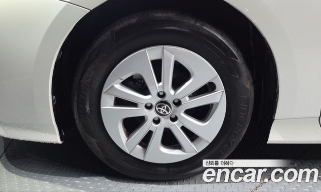 Toyota Prius (IV) 1.8 E 2017 — фото 5