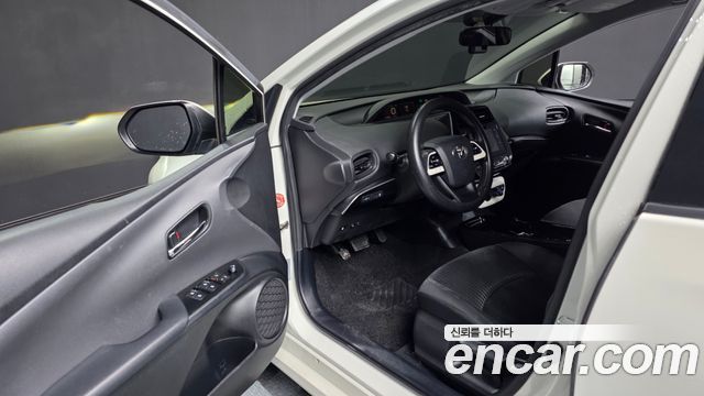 Toyota Prius (IV) 1.8 E 2017 — фото 10