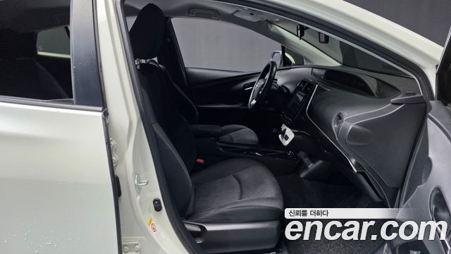 Toyota Prius (IV) 1.8 E 2017 — фото 11