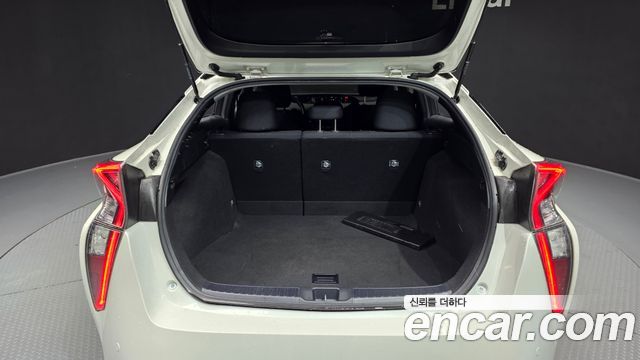 Toyota Prius (IV) 1.8 E 2017 — фото 20