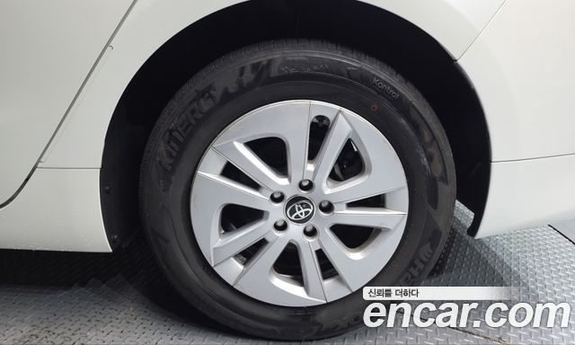 Toyota Prius (IV) 1.8 E 2017 — фото 21