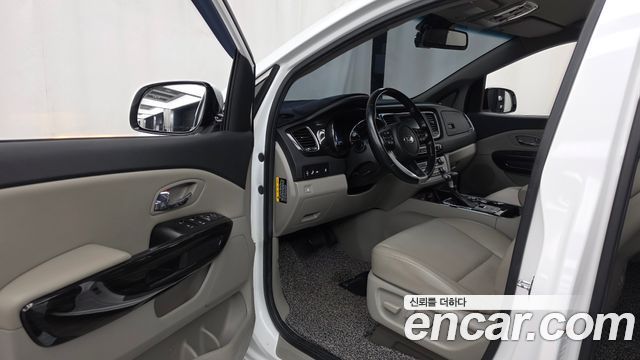 Kia Carnival 9-Seater Prstige 2020 — фото 10