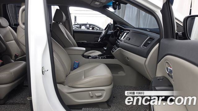 Kia Carnival 9-Seater Prstige 2020 — фото 11