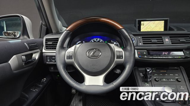 Lexus CT200h 1.8 Compact Luxury ZWA10 2012 — фото 12