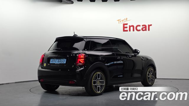 MINI Cooper Electric SE Electric 3rd 2022 — фото 2