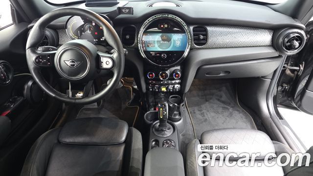 MINI Cooper Electric SE Electric 3rd 2022 — фото 7