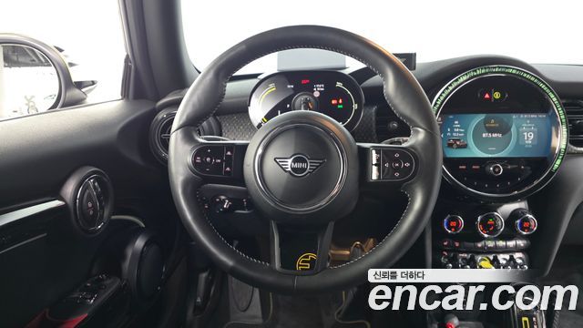 MINI Cooper Electric SE Electric 3rd 2022 — фото 12
