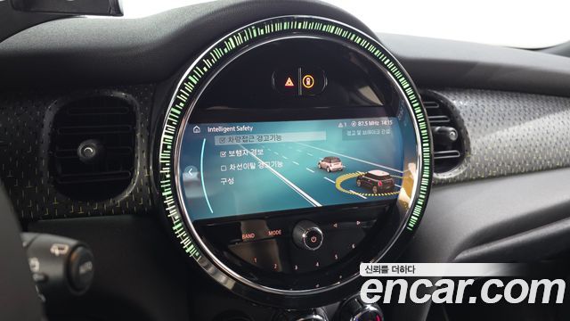 MINI Cooper Electric SE Electric 3rd 2022 — фото 15