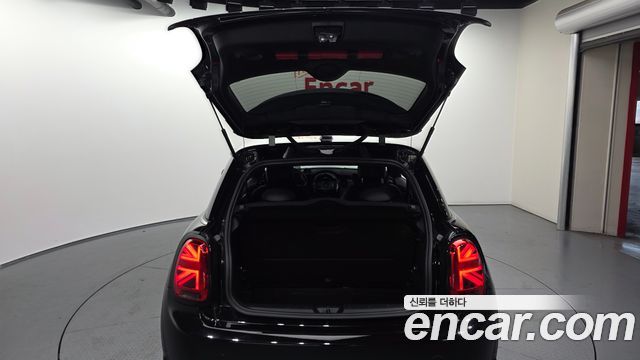 MINI Cooper Electric SE Electric 3rd 2022 — фото 20
