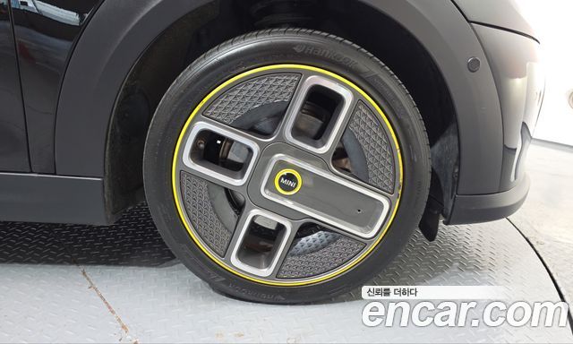 MINI Cooper Electric SE Electric 3rd 2022 — фото 21