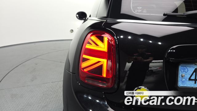MINI Cooper Electric SE Electric 3rd 2022 — фото 23