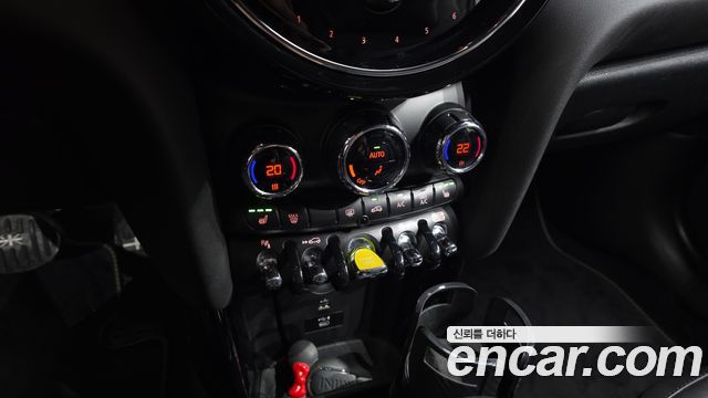 MINI Cooper Electric SE Electric 3rd 2022 — фото 28