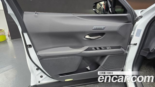 Lexus UX250h 2.0 F-Sport 2WD 2020 — фото 24