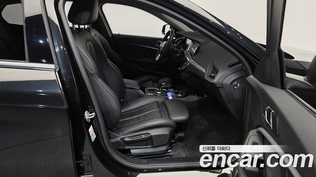 BMW 1 Series (F40) 120i Advantage 2022 — фото 11