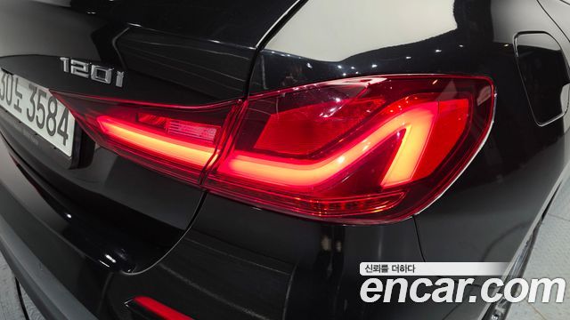 BMW 1 Series (F40) 120i Advantage 2022 — фото 23