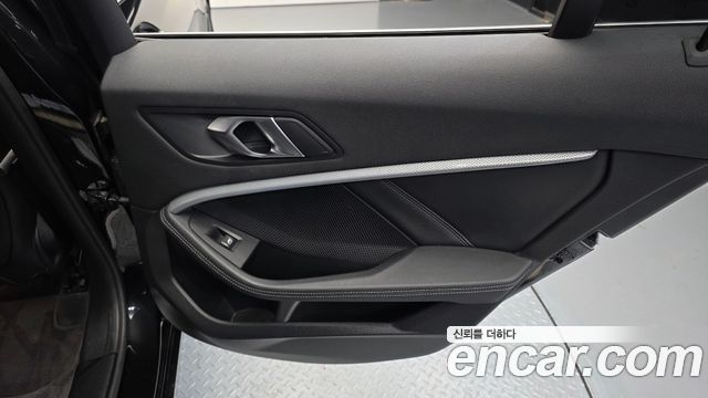 BMW 1 Series (F40) 120i Advantage 2022 — фото 25
