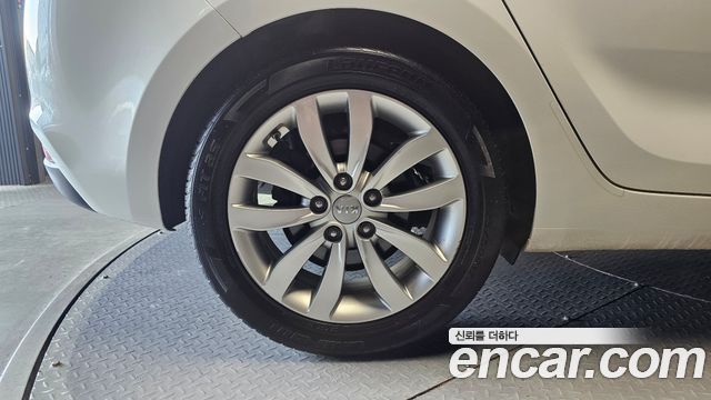 Kia Carens 2.0 LPi Prestige 2015 — фото 5