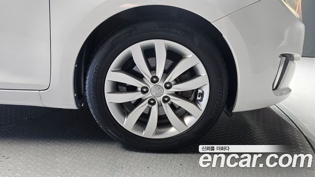 Kia Carens 2.0 LPi Prestige 2015 — фото 21