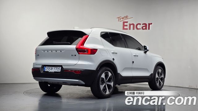 Volvo XC40 B4 Ultra Bright 2025 — фото 2