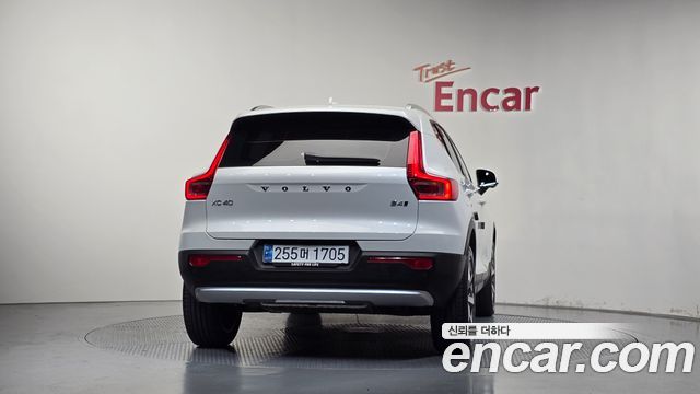 Volvo XC40 B4 Ultra Bright 2025 — фото 4