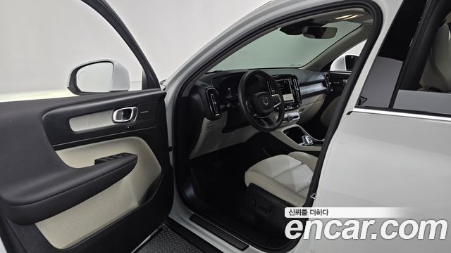 Volvo XC40 B4 Ultra Bright 2025 — фото 10
