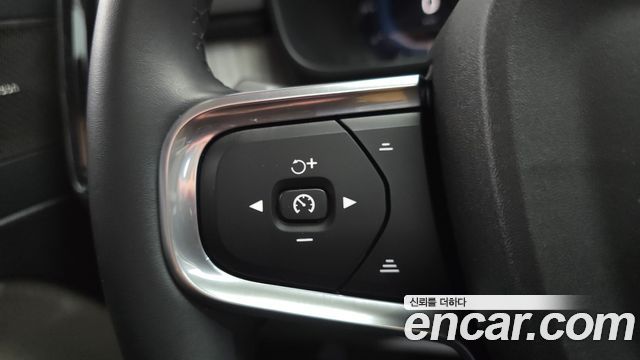 Volvo XC40 B4 Ultra Bright 2025 — фото 21