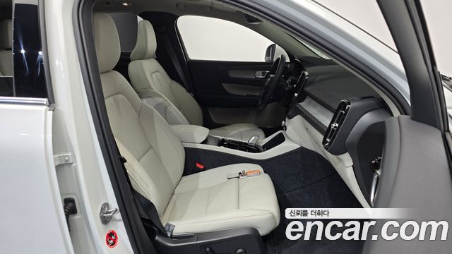 Volvo XC40 B4 Ultra Bright 2025 — фото 32