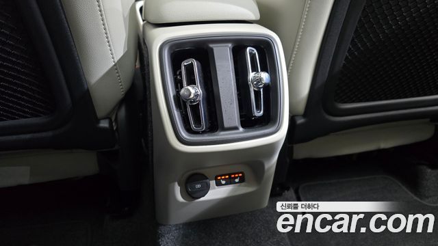 Volvo XC40 B4 Ultra Bright 2025 — фото 36