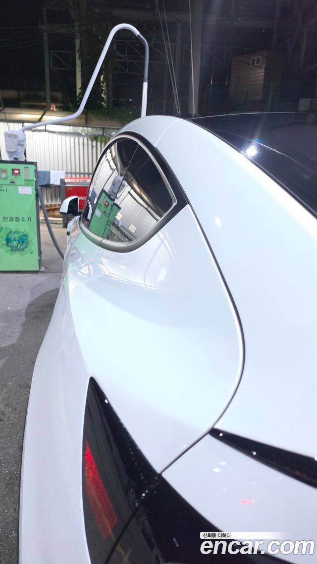 Tesla Model Y L Long Range AWD