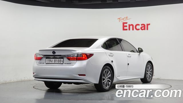 Lexus ES300h Executive XV60 2017 — фото 2