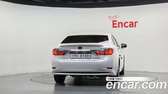 Lexus ES300h Executive XV60 2017 — фото 4