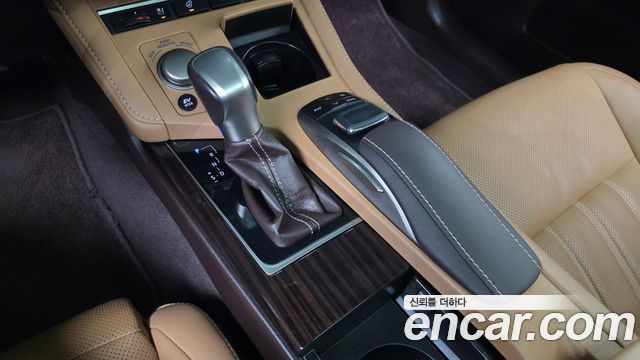 Lexus ES300h Executive XV60 2017 — фото 9
