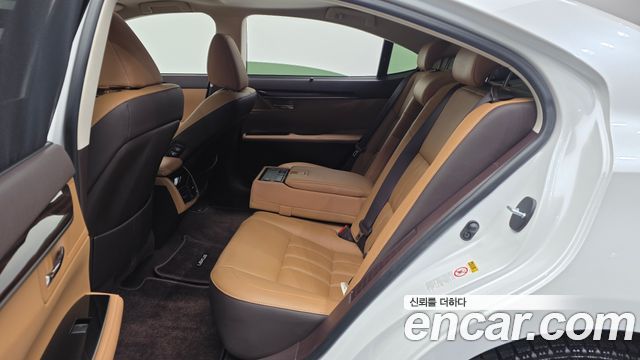 Lexus ES300h Executive XV60 2017 — фото 12