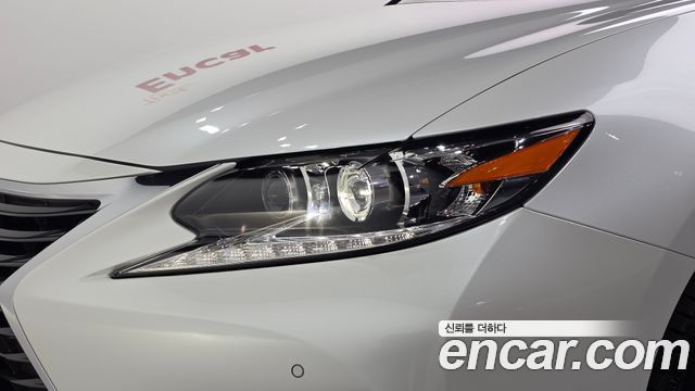 Lexus ES300h Executive XV60 2017 — фото 22