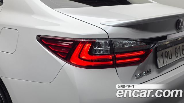 Lexus ES300h Executive XV60 2017 — фото 23