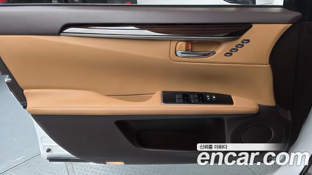 Lexus ES300h Executive XV60 2017 — фото 24