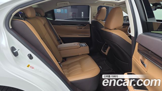 Lexus ES300h Executive XV60 2017 — фото 26