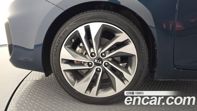 Kia Carens 2.0 LPI Prestige 2018 — фото 5