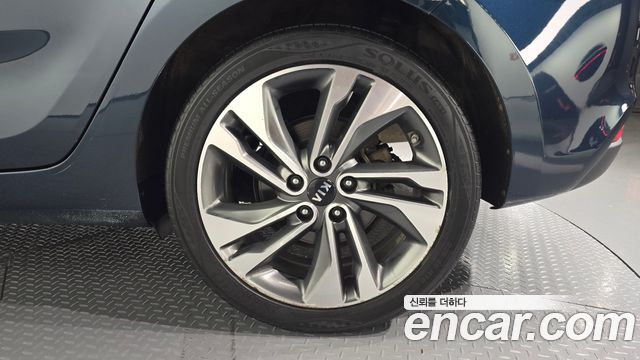 Kia Carens 2.0 LPI Prestige 2018 — фото 21
