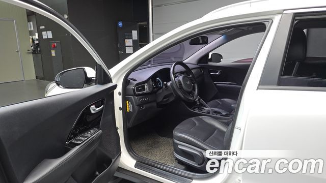 Kia Niro Prestige 2018 — фото 10