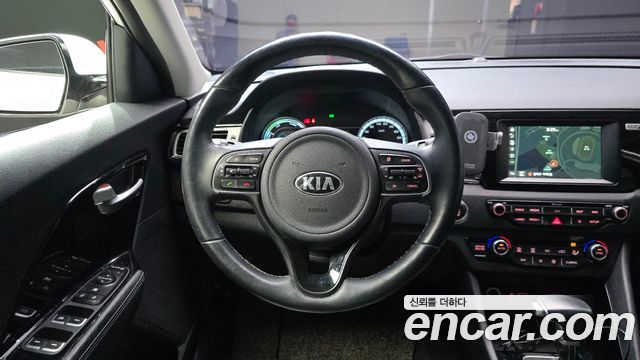 Kia Niro Prestige 2018 — фото 13