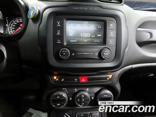 Jeep Renegade 2.4 Longitude 2016 — фото 21