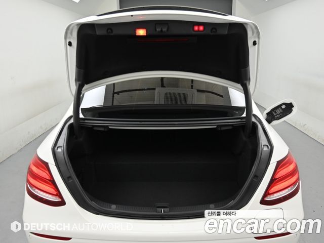 Mercedes-Benz E-Class (W213) E300e Exclusive 2019 — фото 23