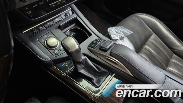 Lexus ES300h Executive XV60 2017 — фото 9